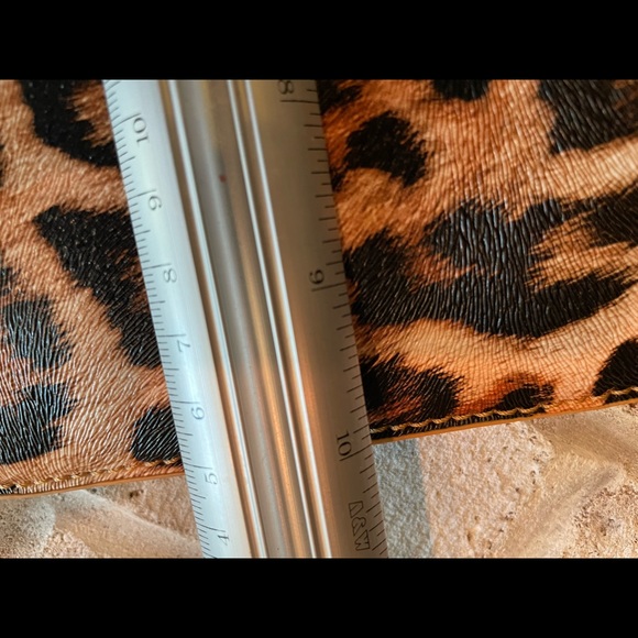 Stylish Leopard Print Wristlet in Vegan Leather - Perfect for On-the-Go Storage - Picture 7 of 12